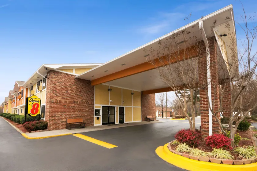 Super 8 by Wyndham Charlotte University - Image 1