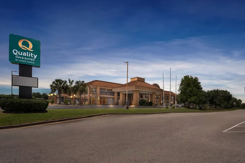 Quality Inn & Suites near Robins Air Force Base - Image 1