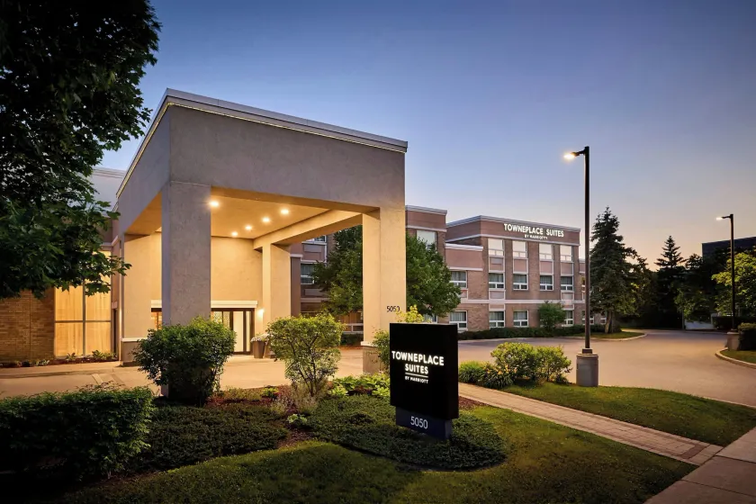 TownePlace Suites by Marriott Mississauga-Airport Corporate Centre - Image 1