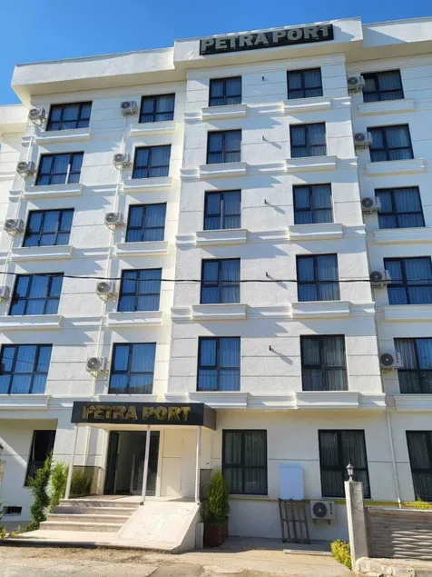 Petra Port Hotel - Image 1