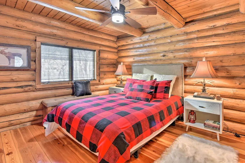 Lakefront Cabin Retreat, 2-acre Lot w/ Deck! - Interiør