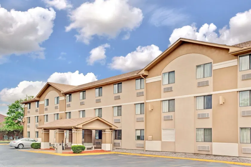Super 8 by Wyndham Mokena/Frankfort /I-80 - Image 1