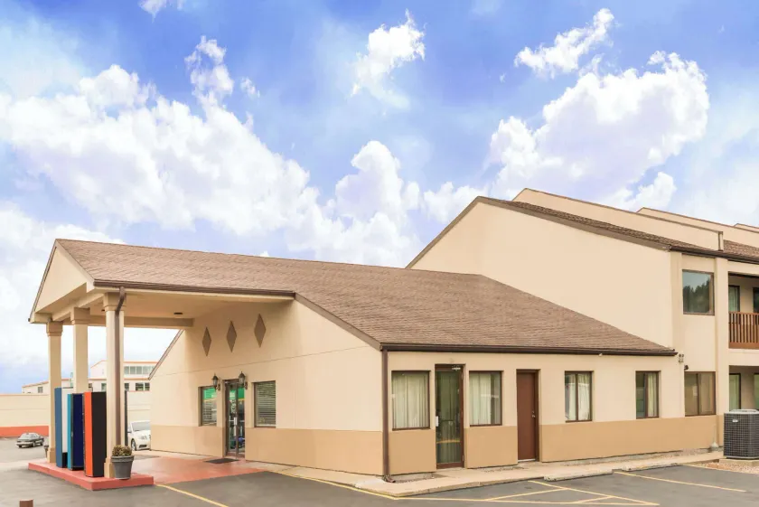 Days Inn by Wyndham Hannibal - Image 1