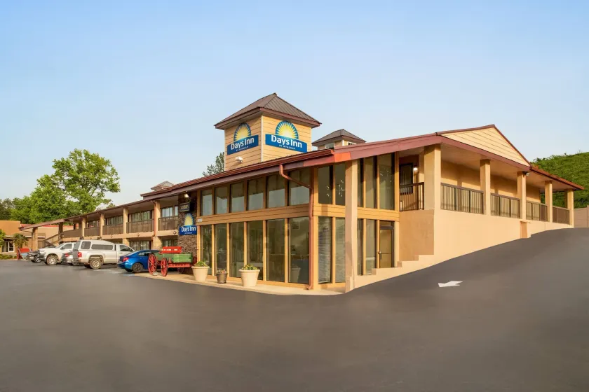 Days Inn by Wyndham Cartersville - Image 1
