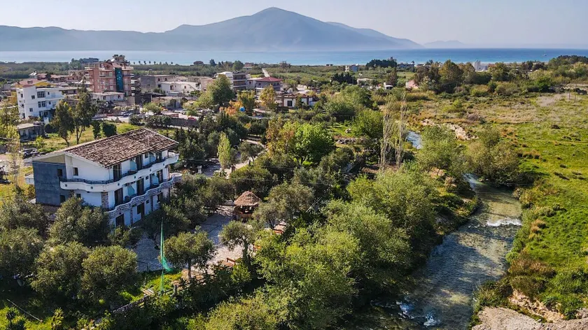 Oasis Hotel - Image 1