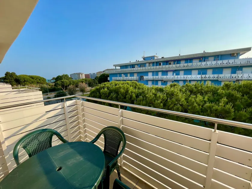 Relax in a flat with pool - Image 1