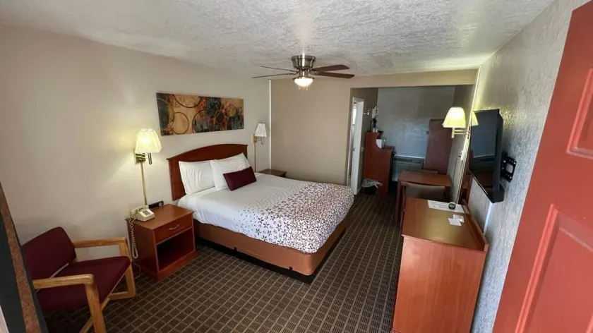 Esquire Inn - Image 1