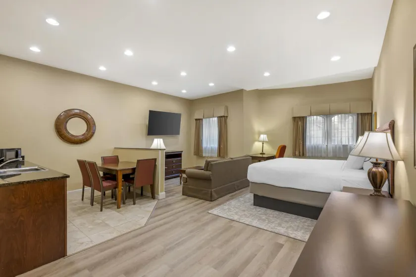 Best Western PLUS Vineyard Inn and Suites - Image 1