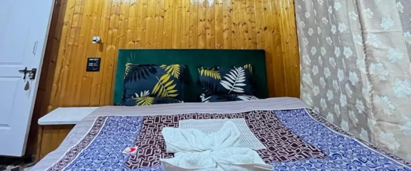 Munshi's Hotel and Restaurant Tangmarg - Image 1
