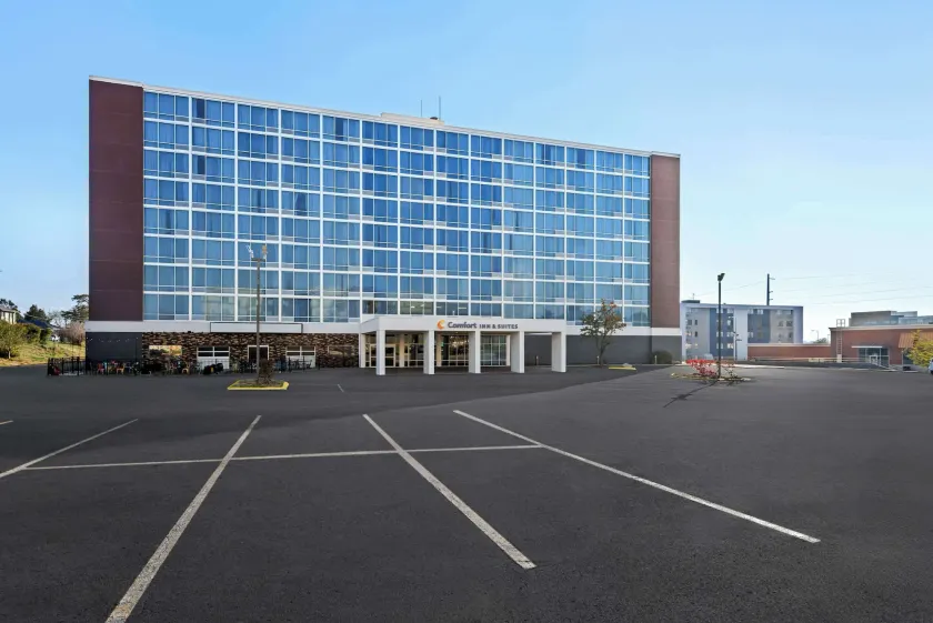 Comfort Inn & Suites Omaha Central - Image 1
