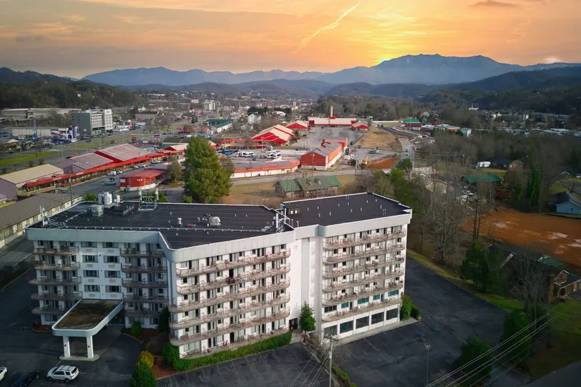 Park Tower Inn - Image 1