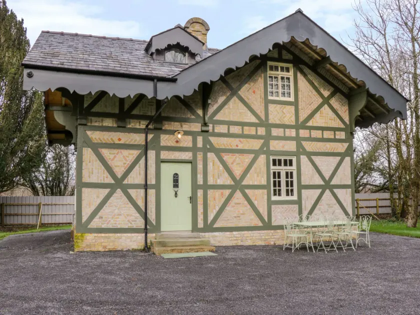 Swiss Cottage - Image 1