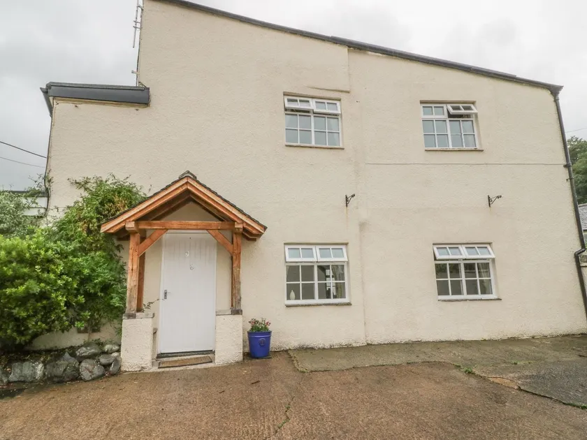 Farmhouse Retreat - Image 1