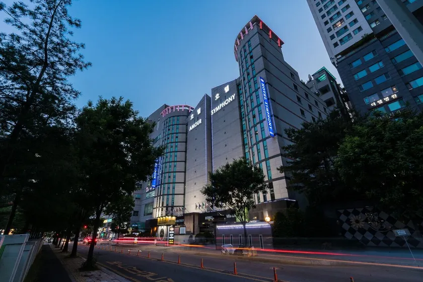 Symphony Hotel - Image 1