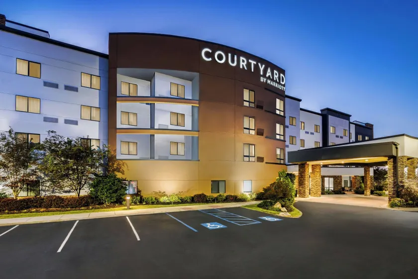 Courtyard by Marriott Auburn - Image 1