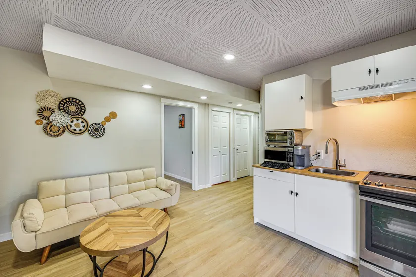 2 Mi to Des Moines Beach Park: Mod Des Moines Apt - Image 1