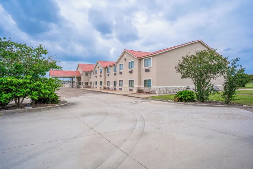 Days Inn & Suites by Wyndham Beeville - Image 1