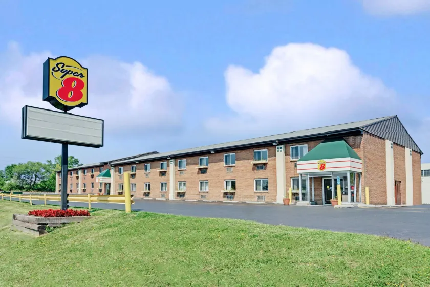 Super 8 by Wyndham Kenmore/Buffalo/Niagara Falls Area - Image 1