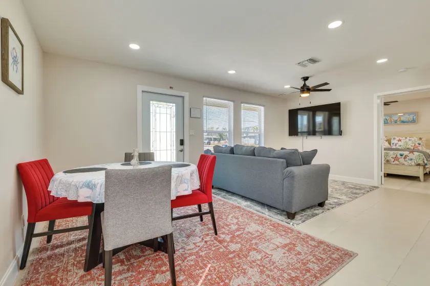 1 Block to Beach: Gulf Coast Escape w/ Patio! - Image 1