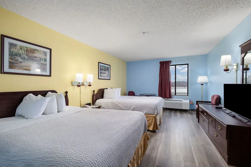 Days Inn by Wyndham Battlefield Rd/Hwy 65 - Image 1