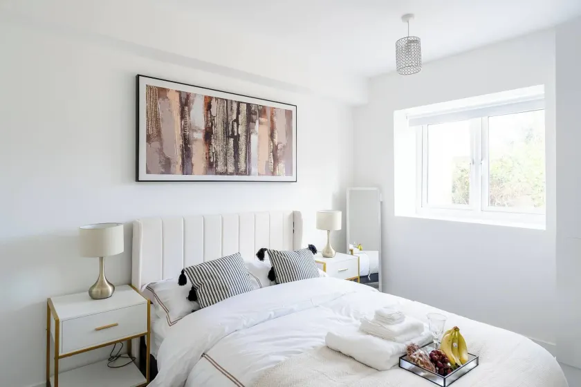 2 Bed Stylish Central Rochester Apartment Sleeps 4 Netflix Work Space - Image 1