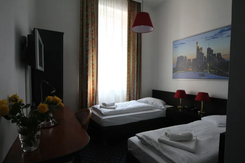 Carlton Hotel - Image 1
