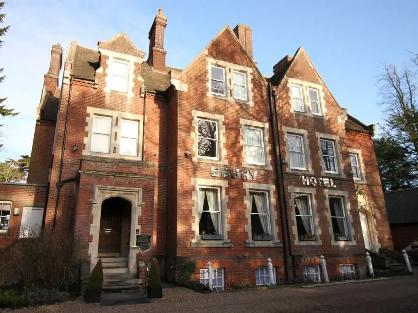 Canterbury Hotel Cottages and Apartments - Image 1