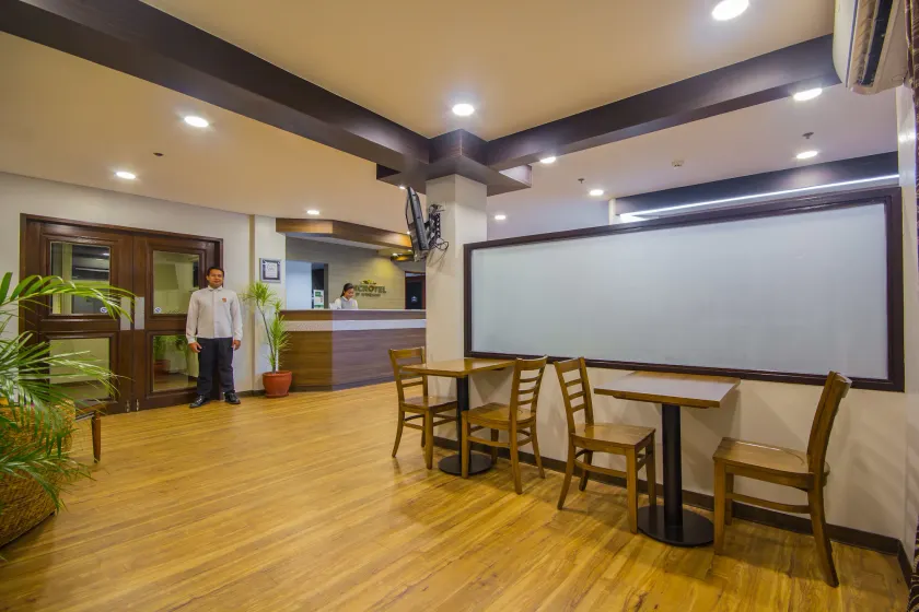 Microtel by Wyndham Batangas - Lobby