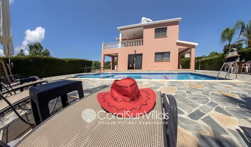 Family Villa Short Walk To Coral Bay Strip 5 Min and Pub, shops etc - Image 1