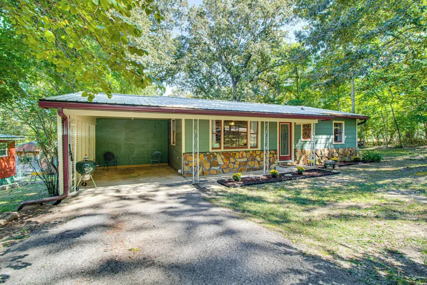 Mammoth Spring River Retreat: Family Gem, Big Yard - Image 1