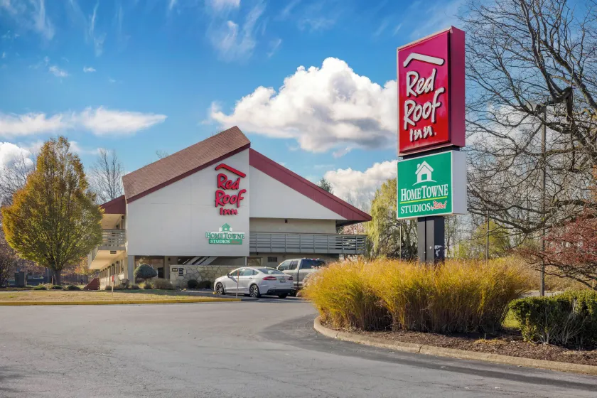 HomeTowne Studios by Red Roof Buffalo - Niagara Airport - Image 1
