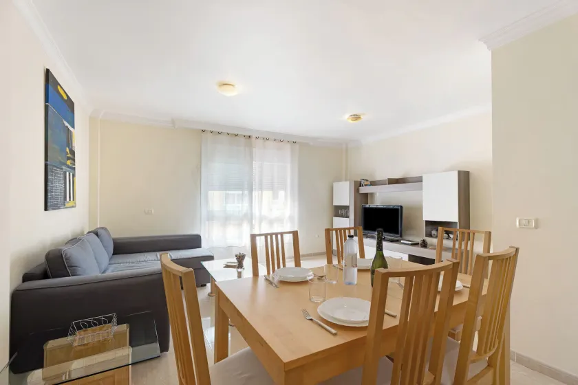 Charming 3 bedroom apartment - Image 1