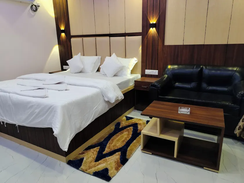 HYAT LUXURY - Image 1
