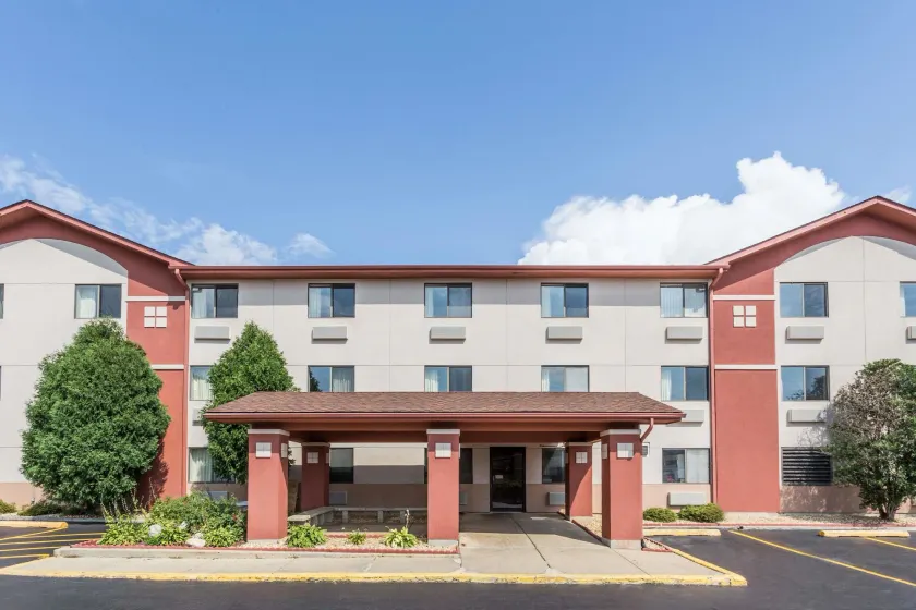 Super 8 by Wyndham St. Charles - Image 1