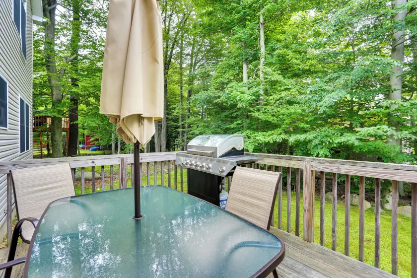 Serene Pocono Escape: 4 Mi to Tobyhanna State Park - Image 1