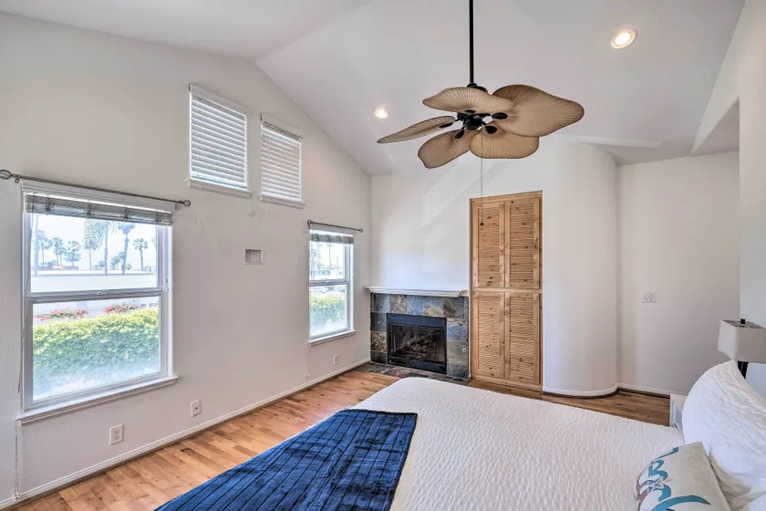 Oceanside Home w/ Rooftop Patio - Steps to Beach! - Innvendig