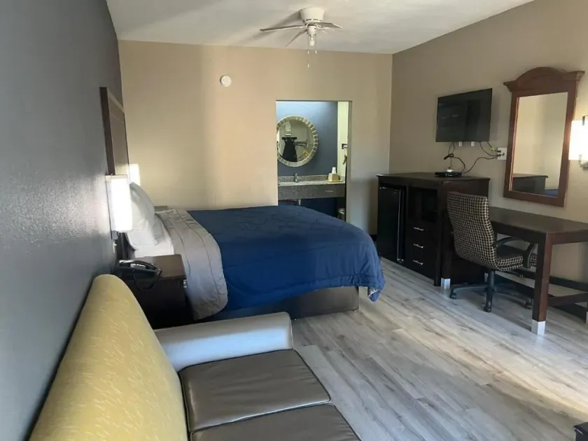 Deluxe Inn& Suites - Værelse