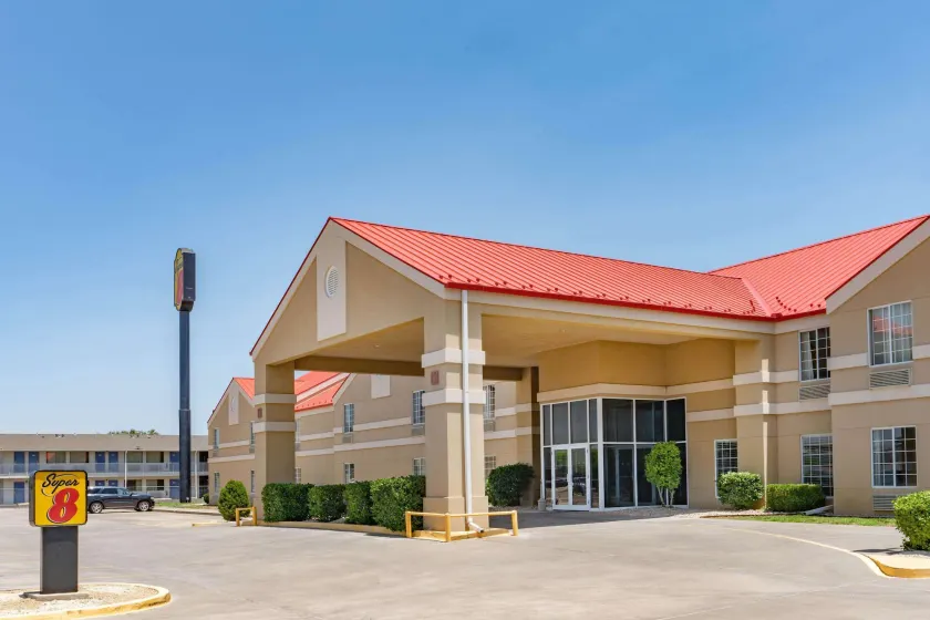 Super 8 by Wyndham Amarillo West - Image 1
