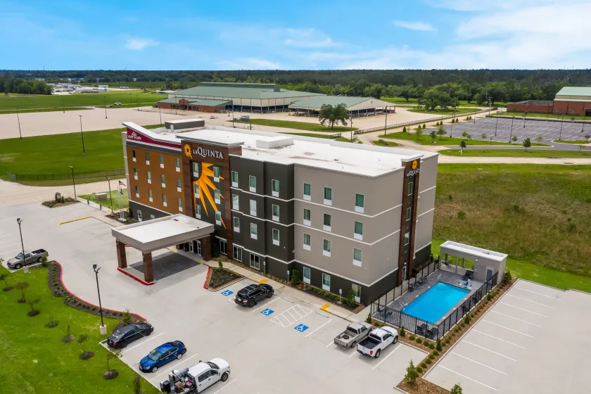 La Quinta Inn & Suites by Wyndham Sulphur Lake Charles - Image 1