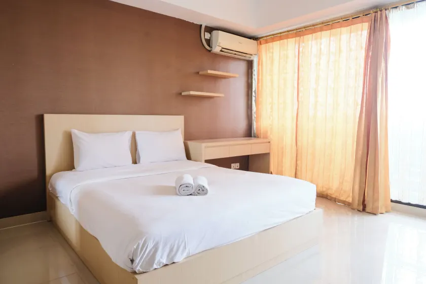 Stylish and Comfortable Studio at Beverly Dago Apartment By Travelio - Room