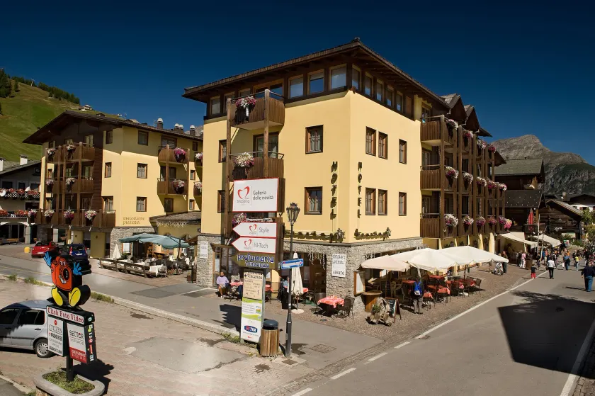 Hotel Touring - Image 1