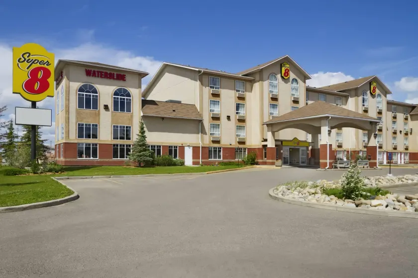 Super 8 by Wyndham Fort St. John BC - Image 1