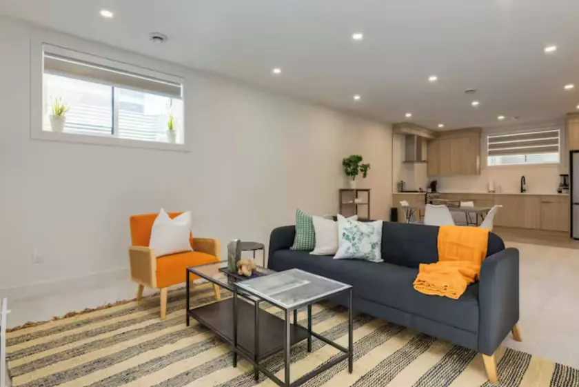Pavilion Lakefront Luxe 3 Bdrm near Lake - Image 1