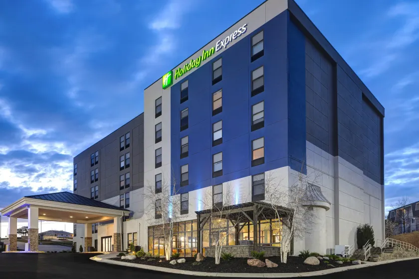 Holiday Inn Express & Suites Central Omaha by IHG - Image 1