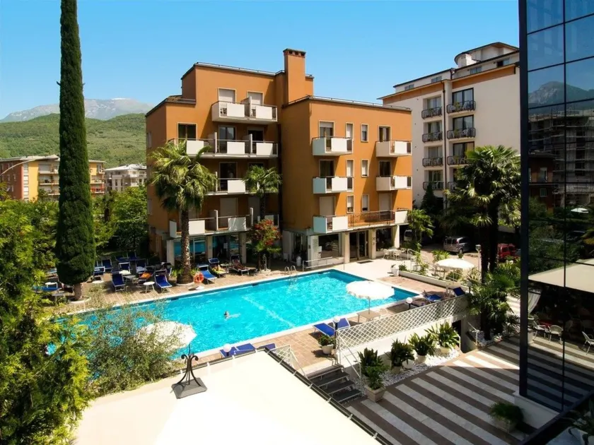 Hotel La Perla - Image 1