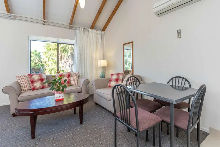 Anzac Court Motel - Image 1
