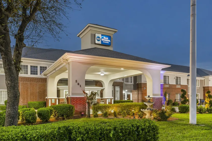 Best Western Fort Worth Inn & Suites - Image 1