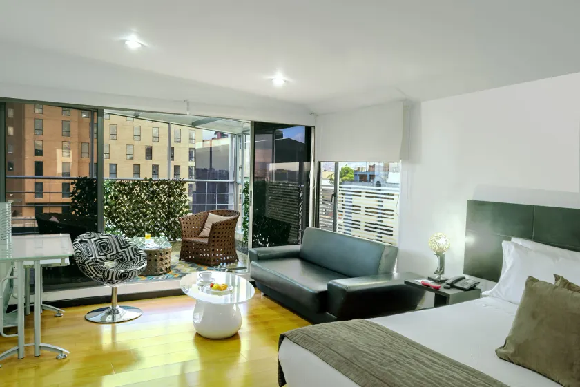 Hotel Regency Suites La Feria - Image 1