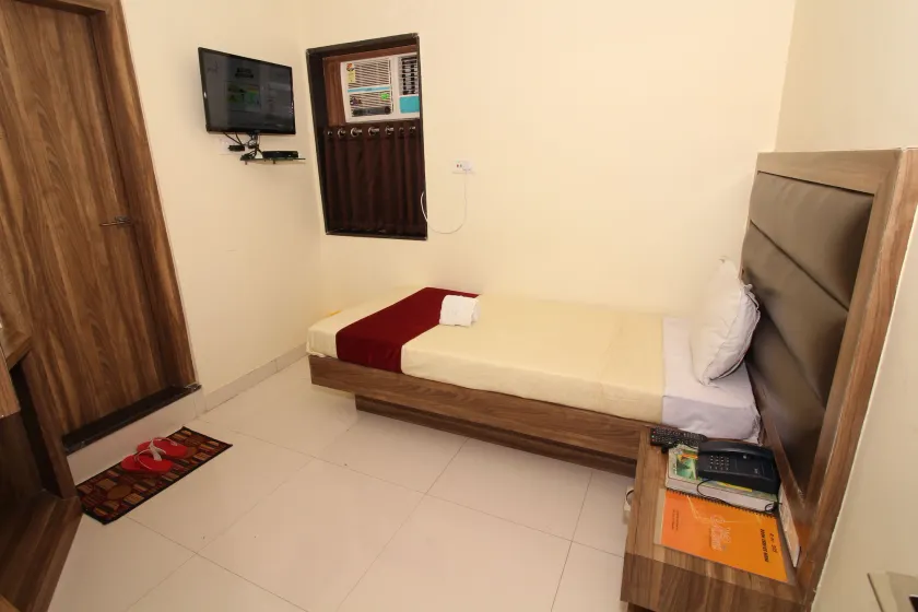 Hotel Meera - Image 1