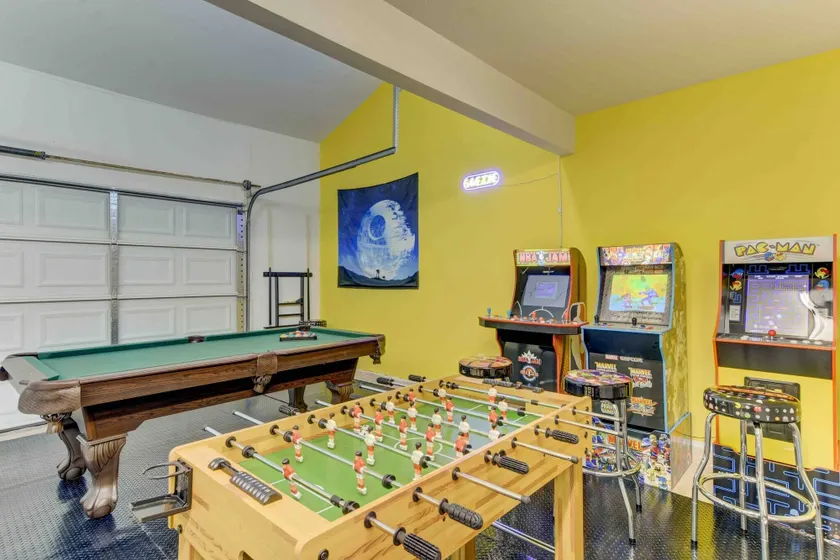 Arcade game room, 2 king beds, ev chargers - Image 1
